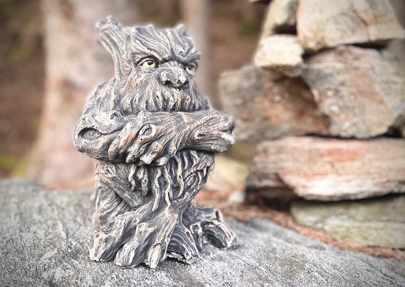 Ein Gnom auf einer Steinmauer