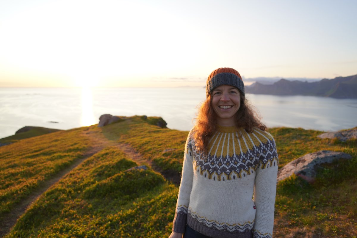 Stefanie Julia Nabulon zu sehen in der wilden Natur.